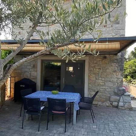 Sterna Ii - Mit Pool Und Garten לינה וארוחת בוקר Kaštelir